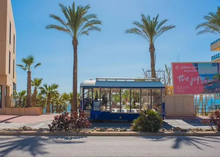 A 50 M De La Playa *