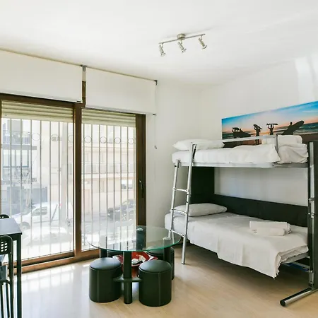 A 50 M De La Playa Apartment *
